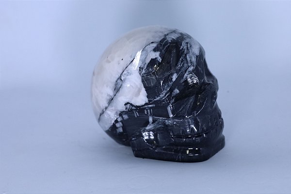 Caveira de Quartzo e Biotita com 444g ALT 7cm