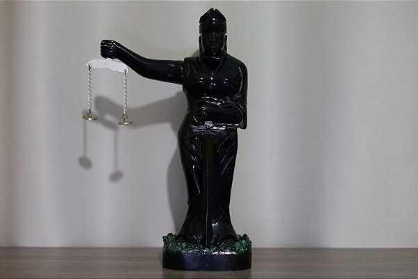 Deusa da Justiça em Biotita com Esmeraldas na Base alt 28cm 1.8Kg