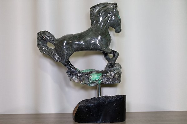 Cavalo com Esmeralda base Giratoria Alt 32cm 4.9kg