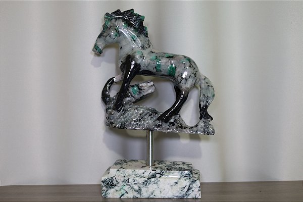 Cavalo com Esmeralda base Giratoria Alt 30cm 3.2kg