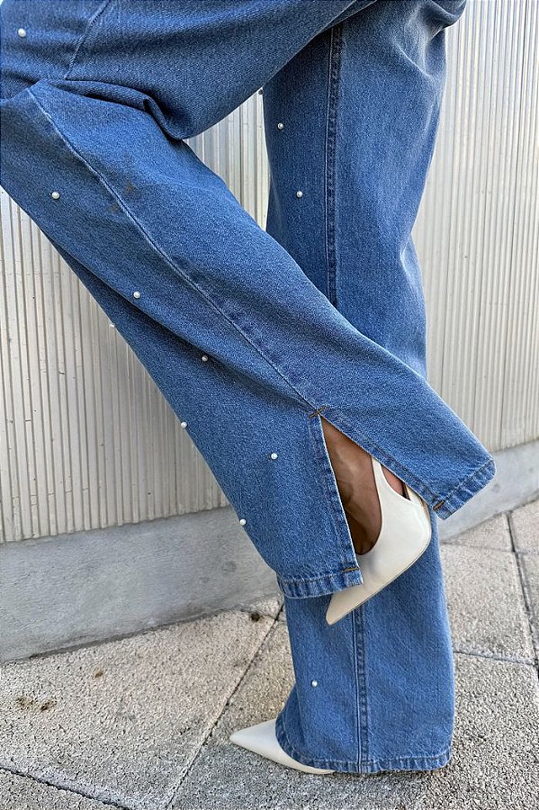 CALÇA JEANS COM APLICAÇÃO EM PEROLA