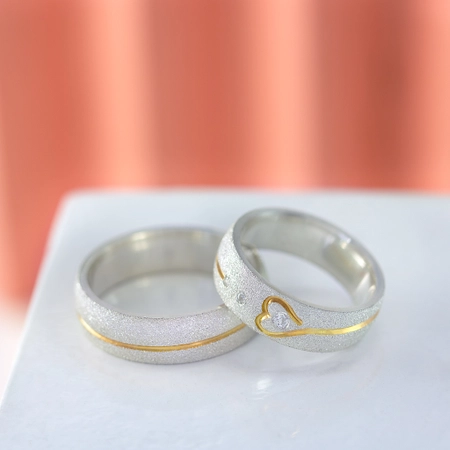 Alianças Compromisso Prata Diamantadas Coração e Friso Diagonal Pedra Branca