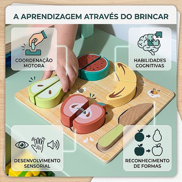Criança brincando com as Frutas para Cortar