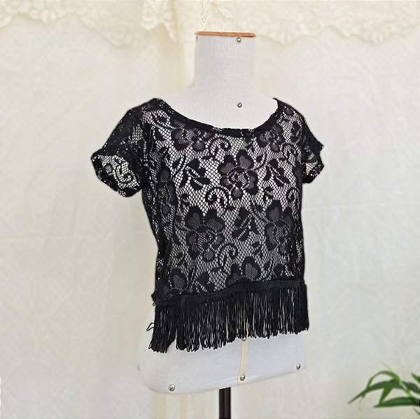 Blusa cropped preta rendada M