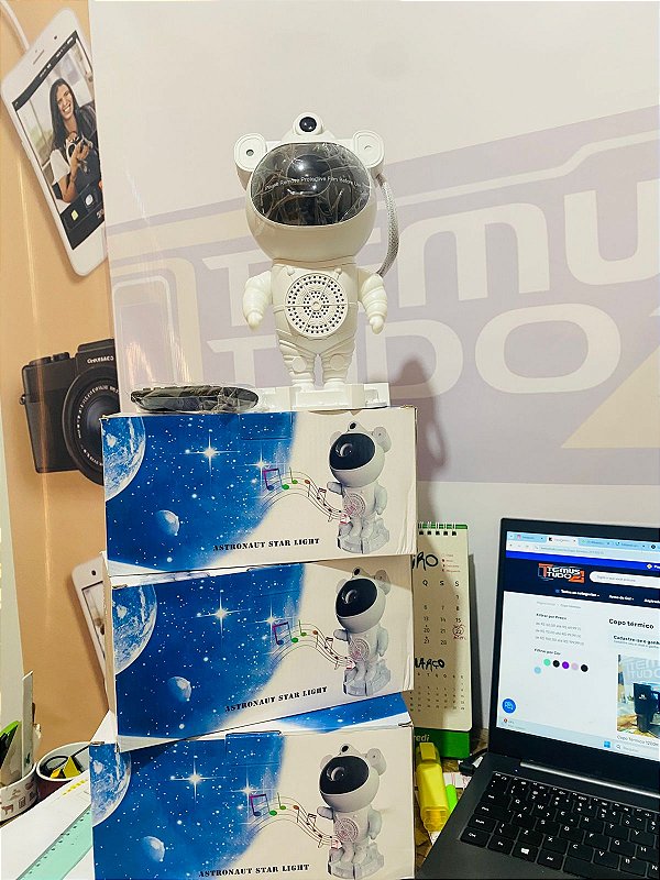 Projetor de luz de galáxia em forma de astronauta