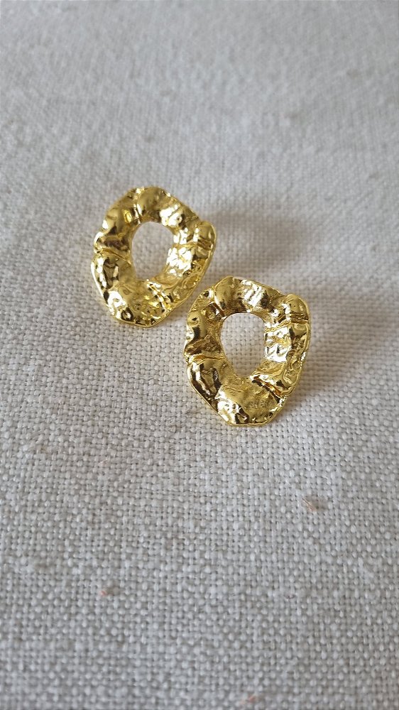 Brinco Redondo Dourado com Efeito Martelado