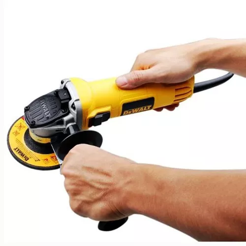 Esmerilhadeira Angular 115mm Dewalt Modelo DWE4020 Potência de 800W 220V