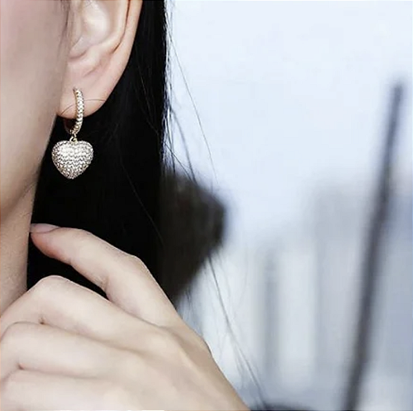 BRINCO ARGOLINHA CORAÇÃO CRAVEJADO