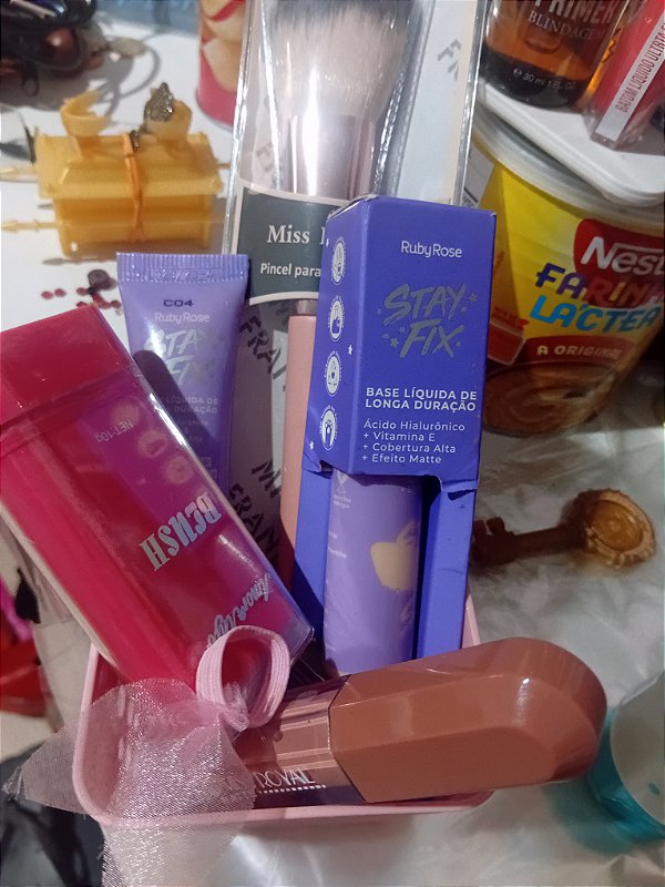Kit maquiagem Blush líquido, base rubi rose, pincel, batom líquido.