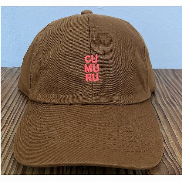 Boné Dad Hat CU MU RU Caramelo Bordado