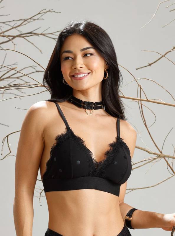 Sutiã triângulo construído em tecido transparência poá, contornado por renda franja e cós elástico