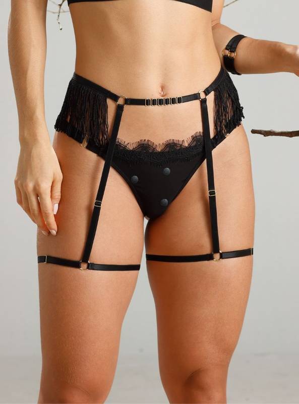 Calcinha String fio construído em tecido transparência e poá com detalhe em renda franja