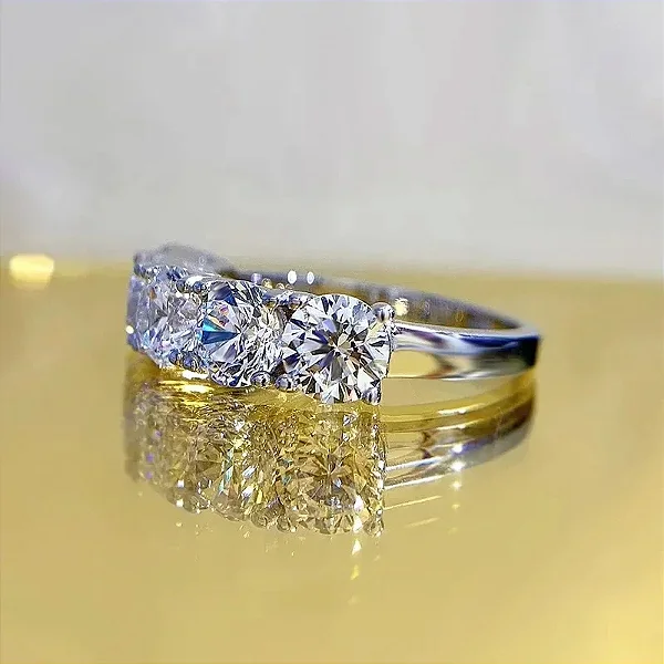 Anel em prata com moissanite