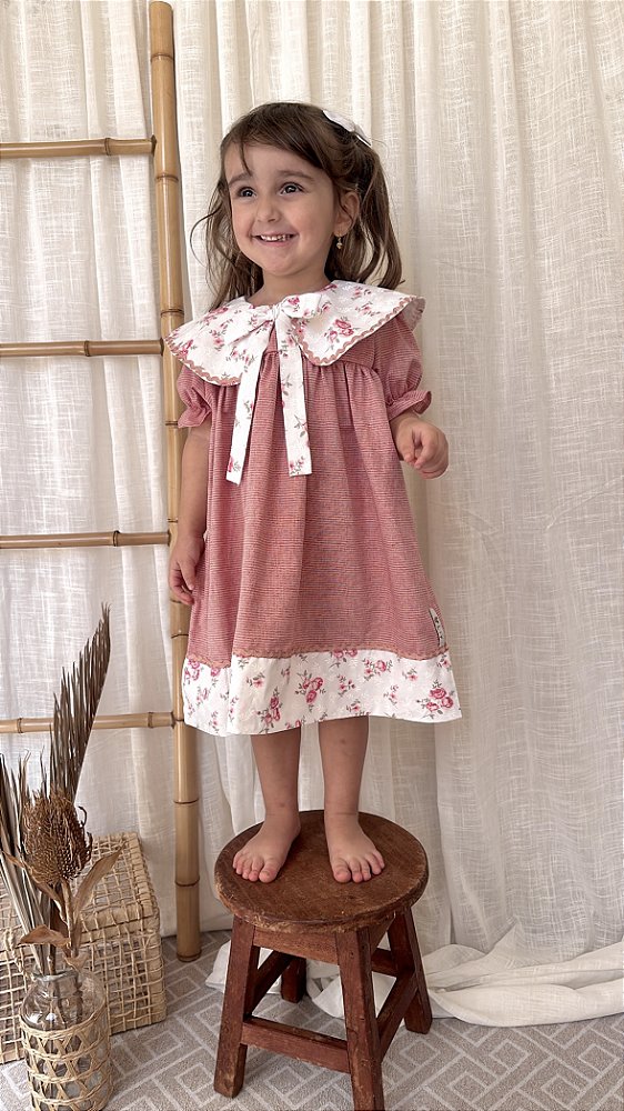 Vestido Infantil Vintage com Gola Laço e Detalhes Florais