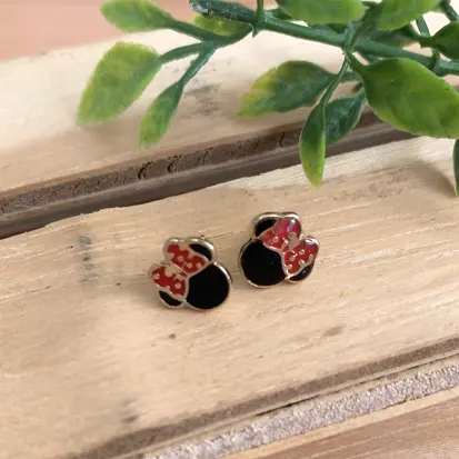 Brinco Minnie de Laço Dourado em Resina