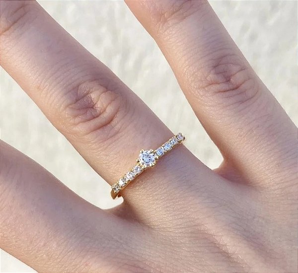 Anel Solitário Semi Cravejado com Zircônia