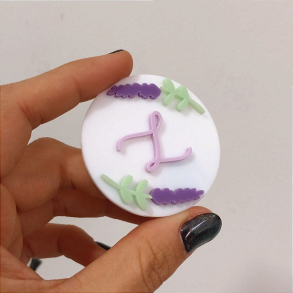 Aplique Tag inicial Lavanda - Acrílico - 1 unidade