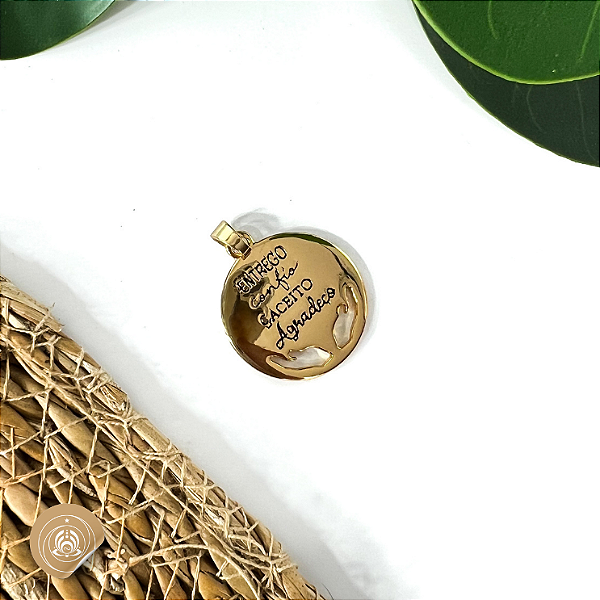 Pingente Dourado com a frase: Entrego, Confio, Aceito e Agradeço. Um amuleto de fé e rendição ao fluxo divino.