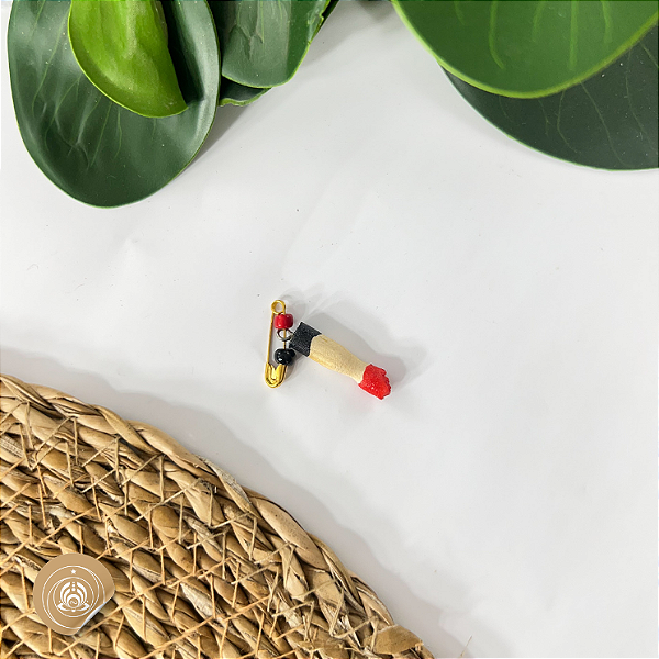 Figa de Guiné com mini broche: proteção discreta e poderosa para usar sob a roupa, com firmeza e fé.