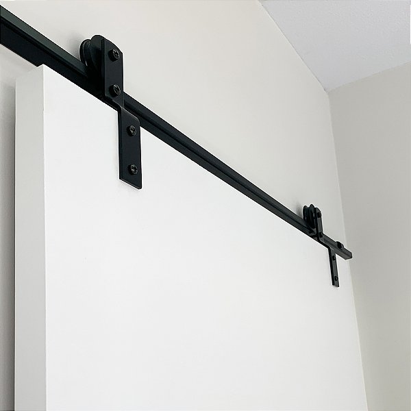 Porta Branca 1 m + Kit de Correr 2 m + Puxador Flat 50 cm Preto