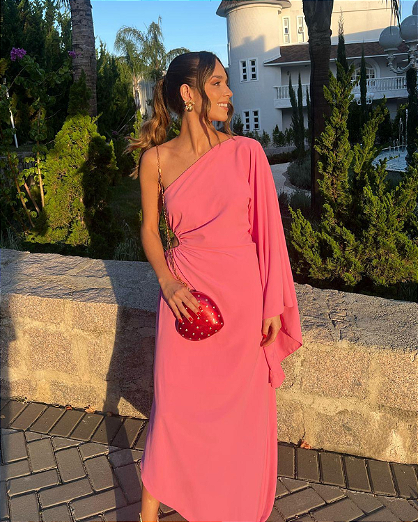 vestido assimétrico manga rosa