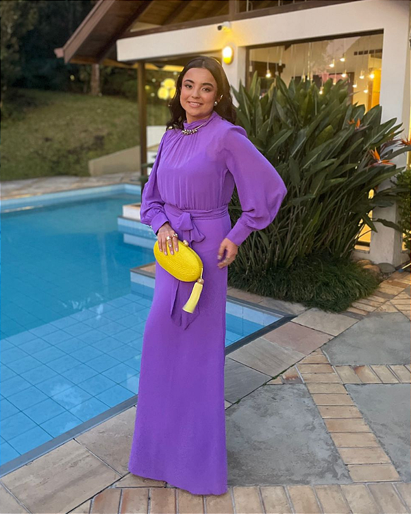 vestido fechado com manga violeta