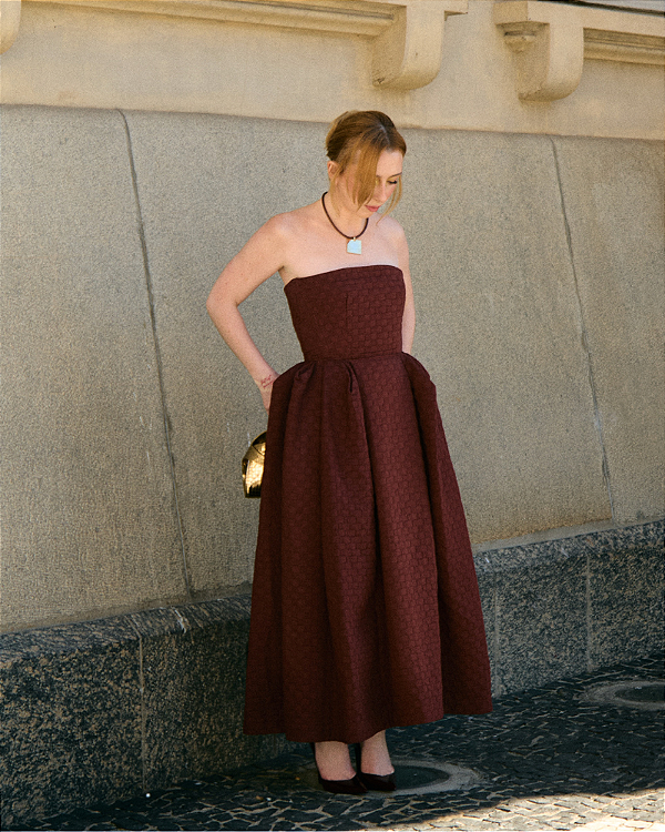 vestido estruturado marrom