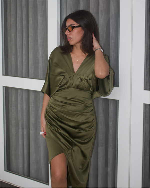 vestido drapeado assimétrico verde oliva