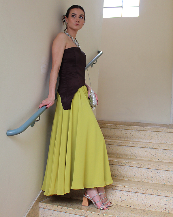 conjunto saia midi verde lima e corset preto