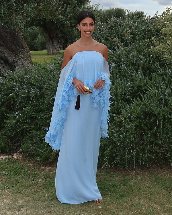 vestido fluído com plumas azul claro