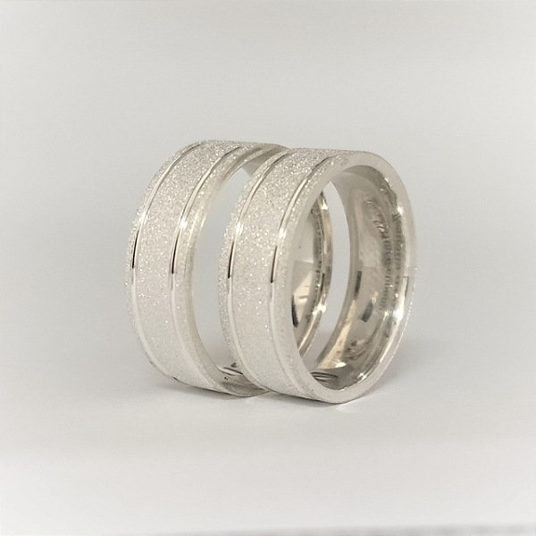 Par de aliança Prata reta  1 friso de cada lado prata 7mm  diamantada