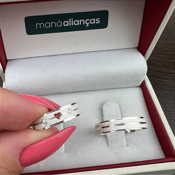 Par de Alianças Prata reta 4mm  friso diamantado coração vazado + pedra + cod. 273