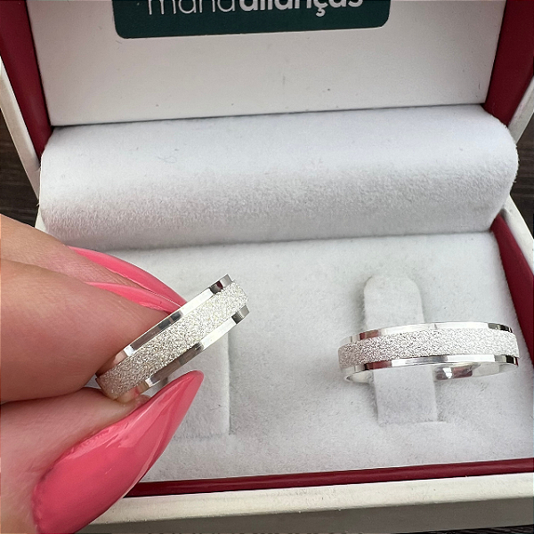 Par de  Alianças Prata  quadrada  diamantado meio bordas lisas  Cód 21MD