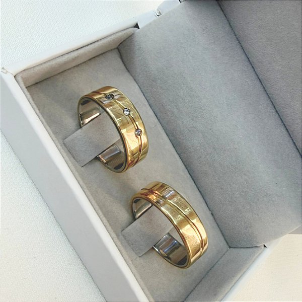 Par Aliança Quadrada 5mm 1 Friso na Diagonal 3 Pedras em Moeda Antiga