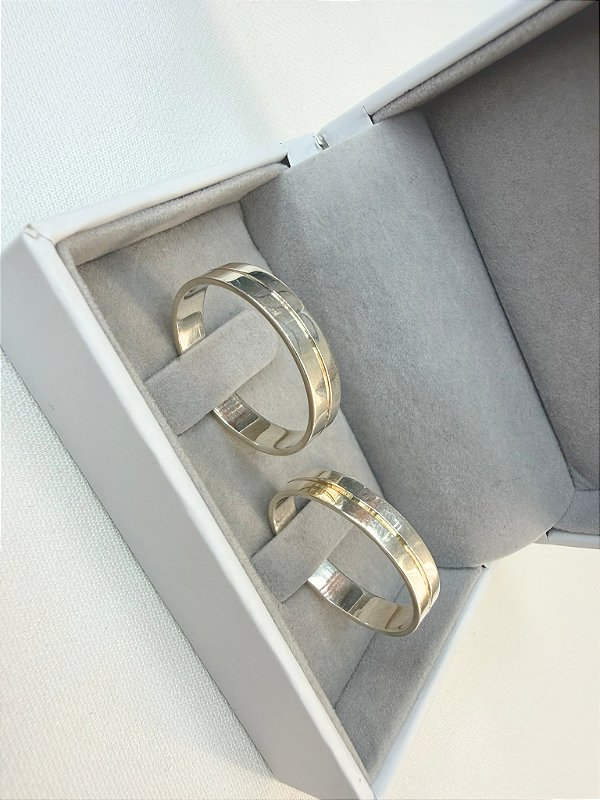 Par Aliança Quadrada 4mm 1 Friso no Meio Cód m05
