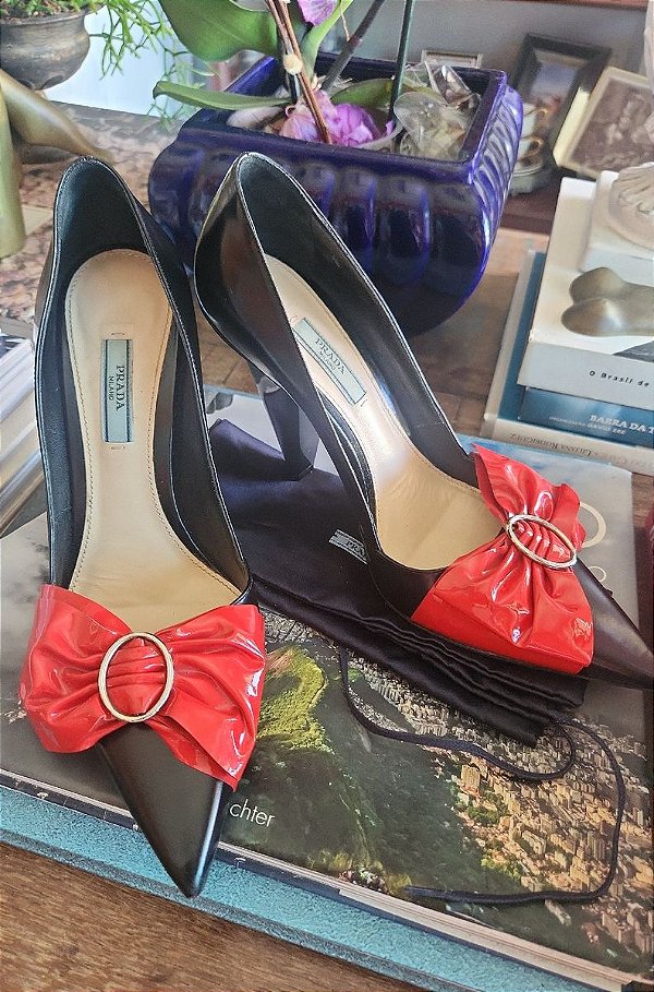 Sapato Prada Preto com Laço Vermelho