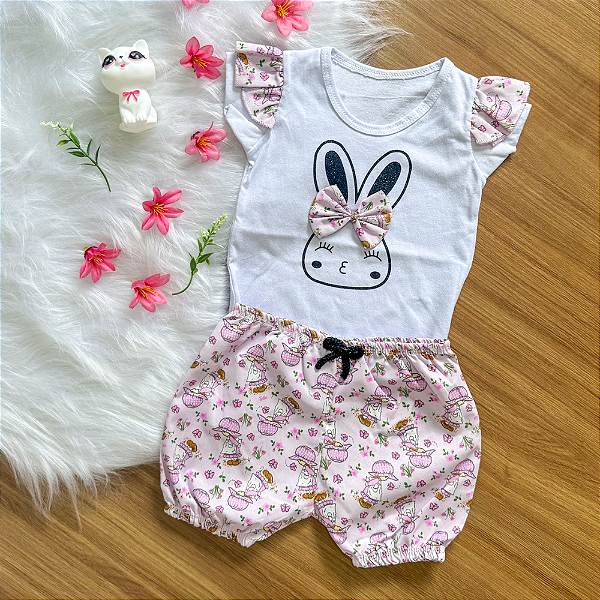 Conjunto Blusa Manga Curta Branca Coelho e Shorts Estampado Bebê Lilás tamanho 3 a 6 meses