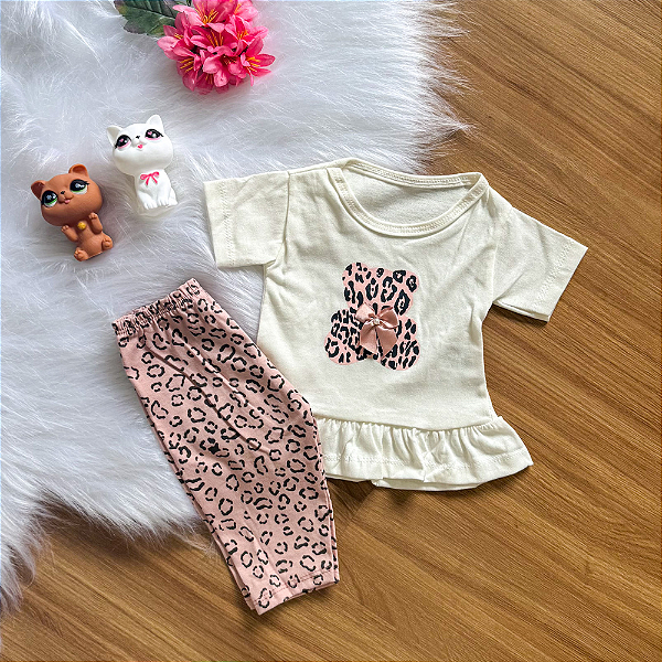 Conjunto Blusa Manga Curta Oncinha Off White e Calça Capri Bebê Rosê tamanho 3 a 6 meses