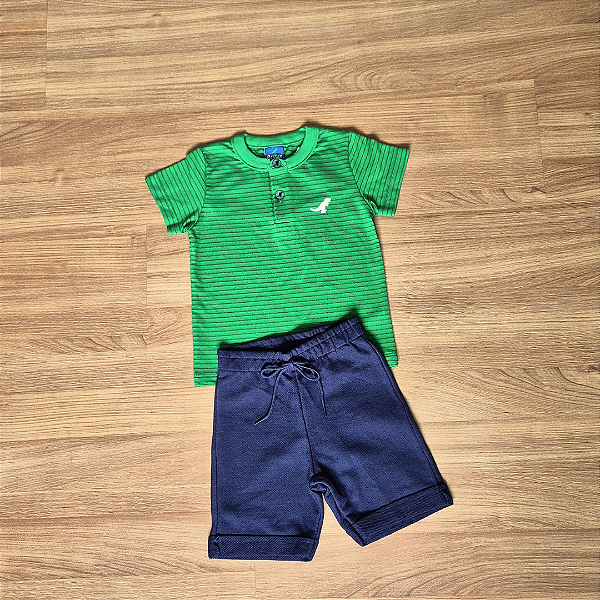 Conjunto Infantil ReiRex – Camiseta Verde Com Botões e Bermuda Azul Marinho.