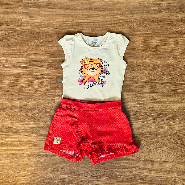 Conjunto Infantil Boca Grande – Blusa Estampada Off White e Shorts Saia Vermelho – Tam 2.