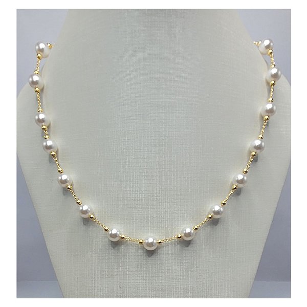 Colar de Pérolas Brancas com Detalhes Dourados