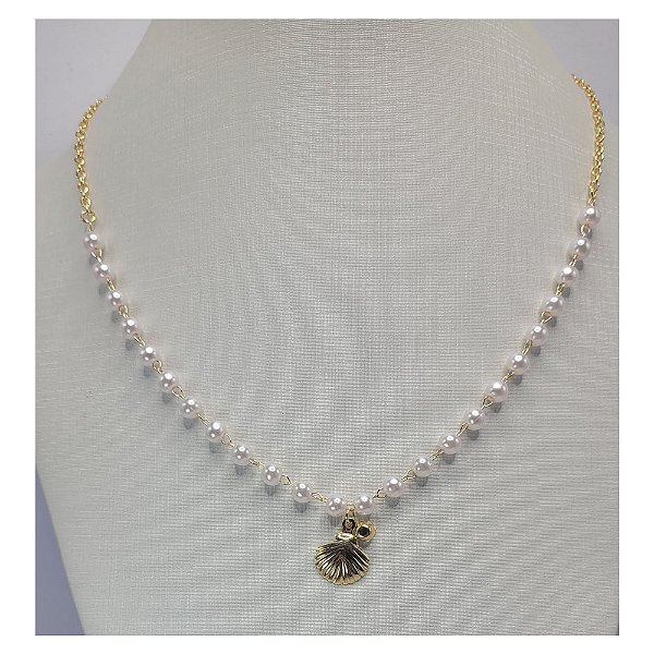 Colar de pérolas com pingente de concha dourada