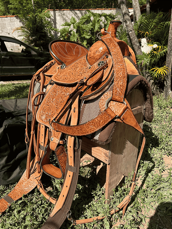 Sela Prova de Laço Team Roping Pro Entalhada Infantil 13 Polegadas + Manta e Bolsa
