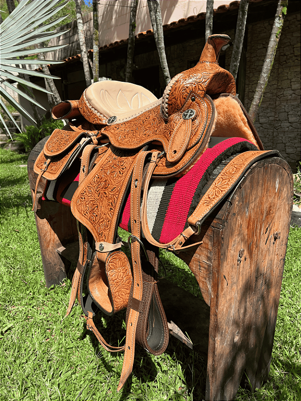 Sela Quarto de Milha Cavalgada Premium + Manta QM Imports + Alforge Porta-Capa