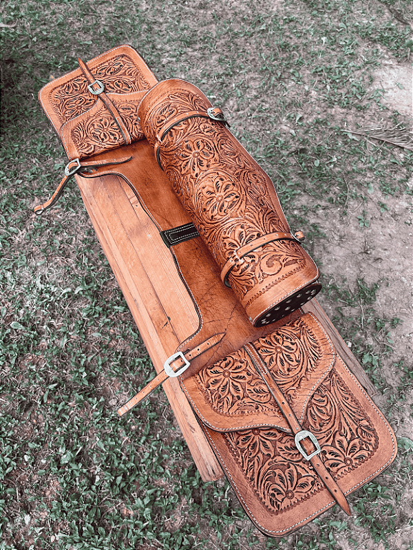 Alforge com Porta-Whisky de Couro Entalhado - Alforge para Selas