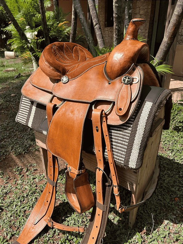 Sela Americana Prova de Laço em Couro Liso Tamanho 14"