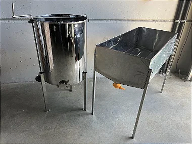 Centrífuga manual 16 quadros + mesa desoperculadora 25 quadros