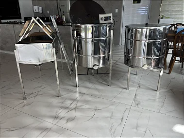 Kit Apícola Centrífuga Elétrica 32 quadros + Decantador 200kg + Mesa Desoperculadora 32 quadros