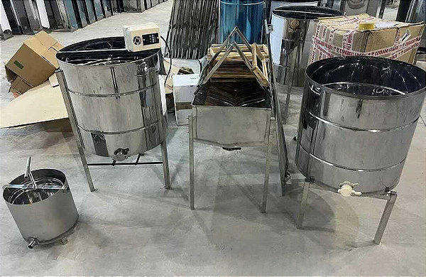 Kit Apícola Promocional -  Centrífuga elétrica 32 quadros + Mesa desoperculadora 32 quadros + Decantador de mel 200kg com base + Brinde (Prensa)