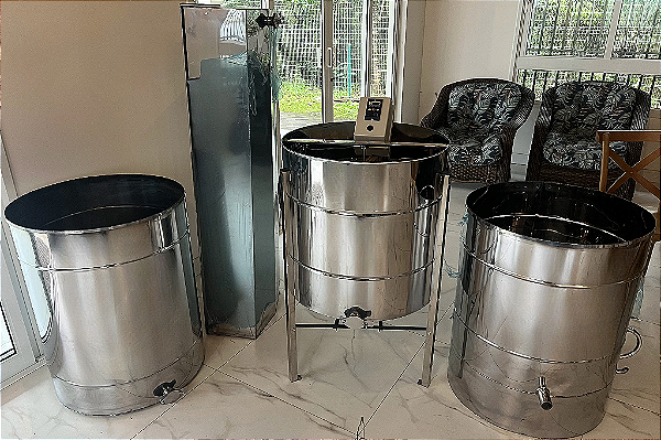 Kit Centrífuga de Mel Elétrica 32 quadros + Mesa 32 com Cavalate + Decantador 300KG + Derretedor 40 quadros Elétrico + 2 Bandejas para Melgueiras